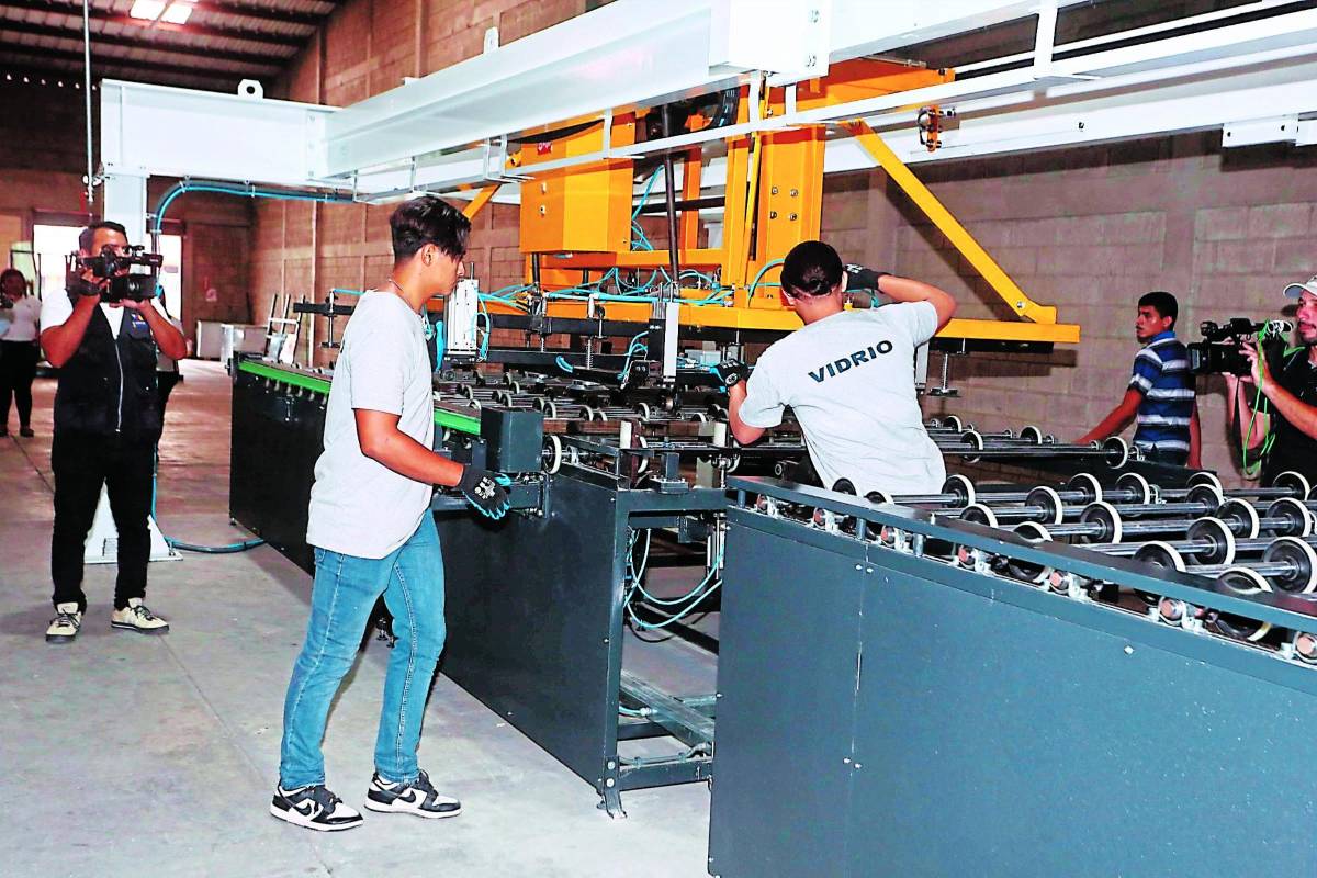 Inicia producción de vidrio antihuracanes y va para EEUU