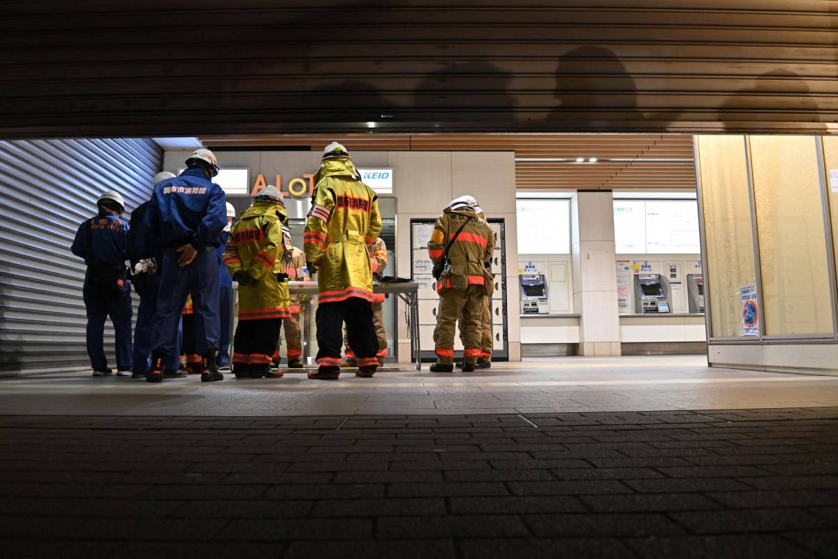 Arrestan a hombre que hirió con cuchillo a al menos 15 personas en una estación de metro en Japón