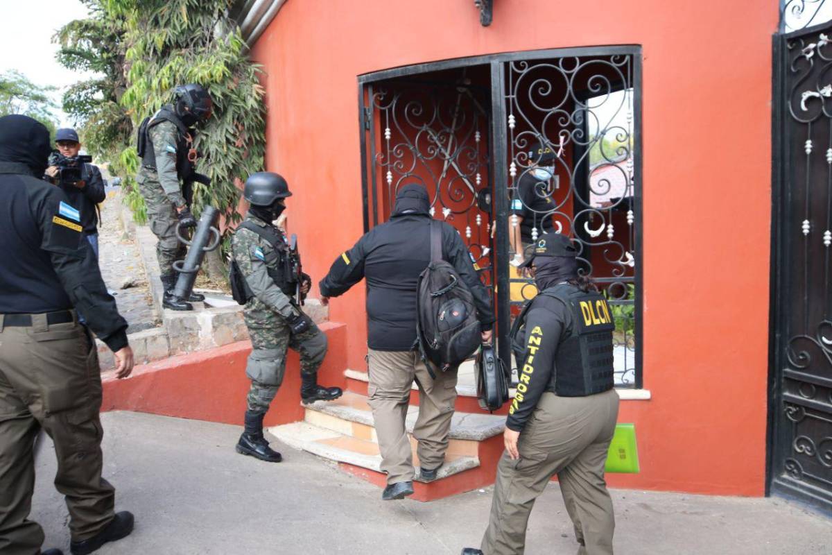 Con perros y ariete rompepuertas: así fue el allanamiento en casa de Romeo Vásquez