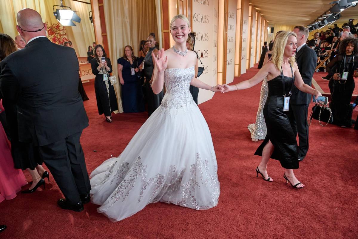 Elle Fanning se transformó en una princesa en los Óscar 2026