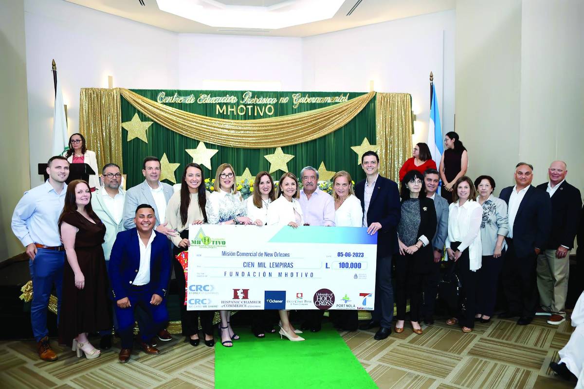 Fundación Mhotivo celebra graduación de preescolar y recibe donativo