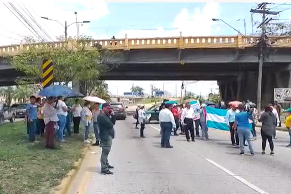 Maestros se toman bulevar del sur de San Pedro Sula