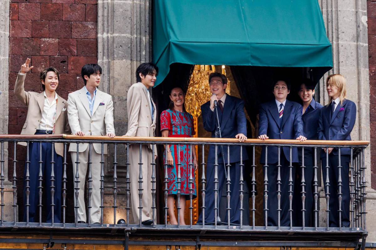 BTS aparece con Sheinbaum ante miles de fans en México