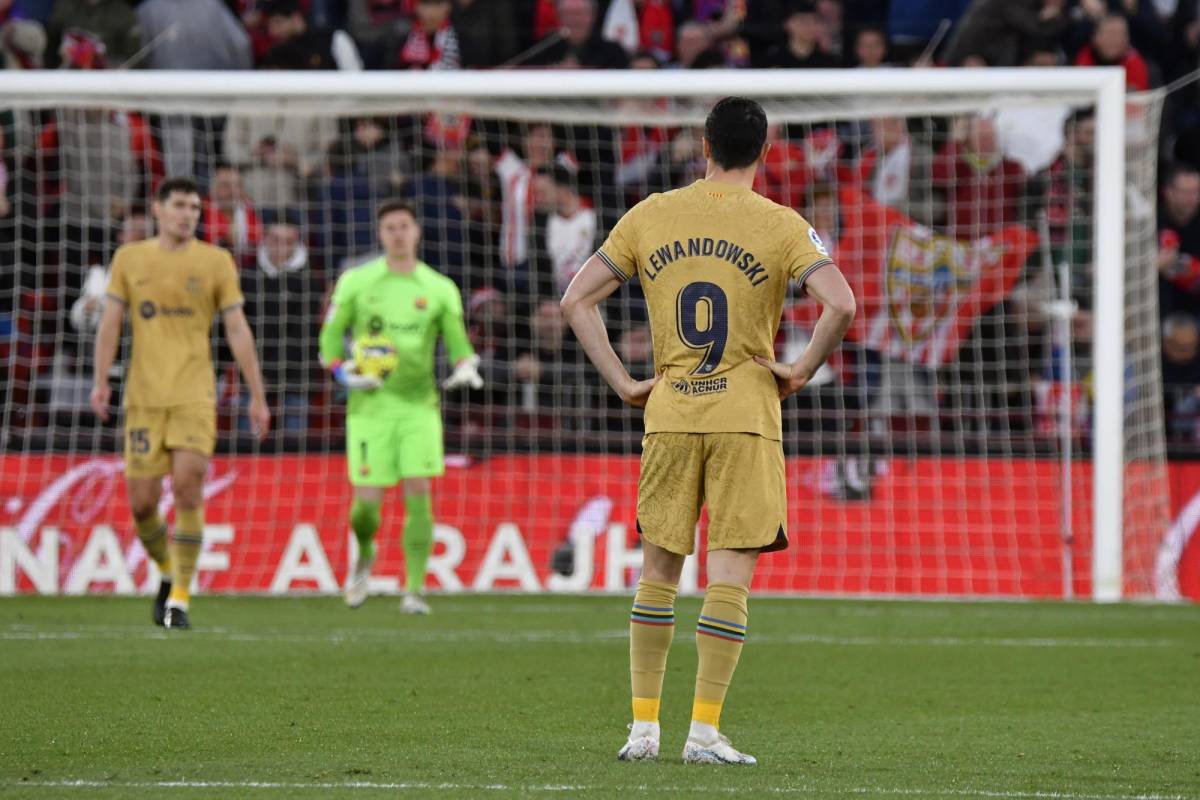 Robert Lewandowski fue bien marcado por la zaga defensiva del Almería.