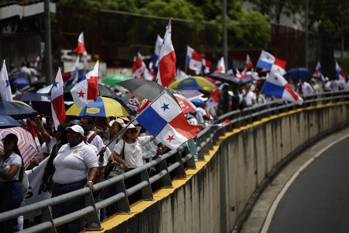 Masivas protestas y bloqueos en Panamá contra reformas de Mulino