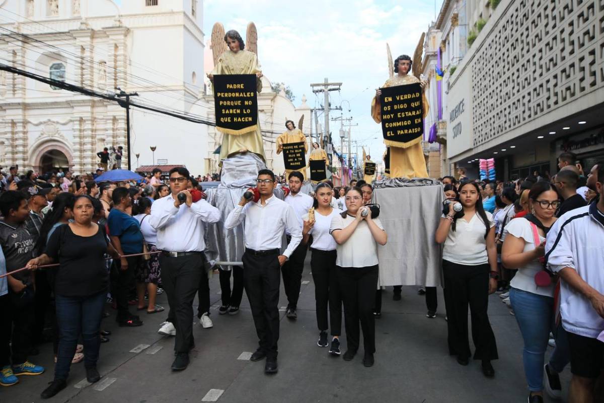 Santo Entierro: entre silencio y fe, fieles acompañan el cuerpo de Jesús