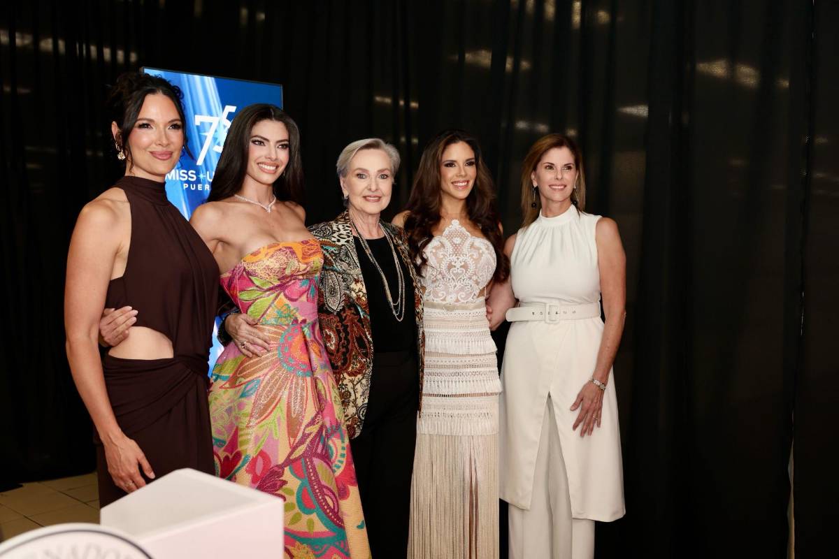 Inauguran exposición con coronas y artículos de colección de Miss Universo