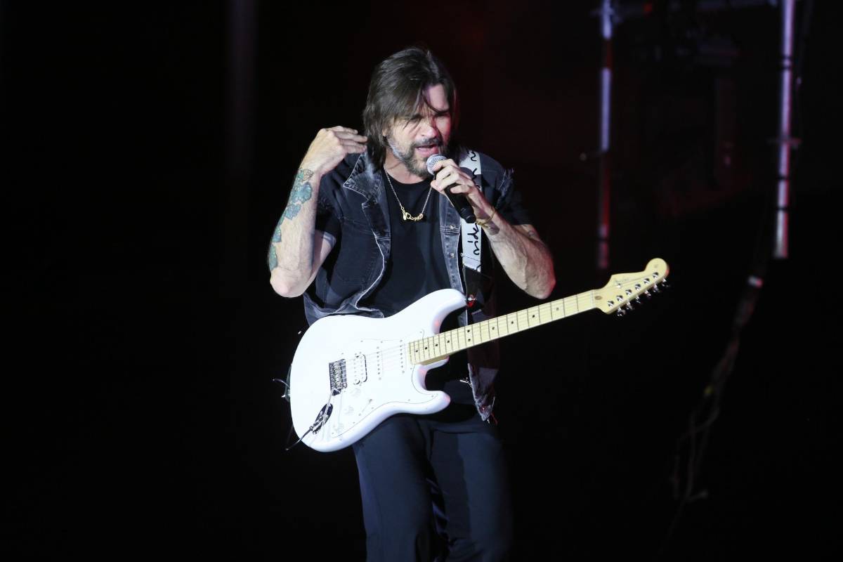 Juanes enamora en Tegucigalpa con su estilo romántico