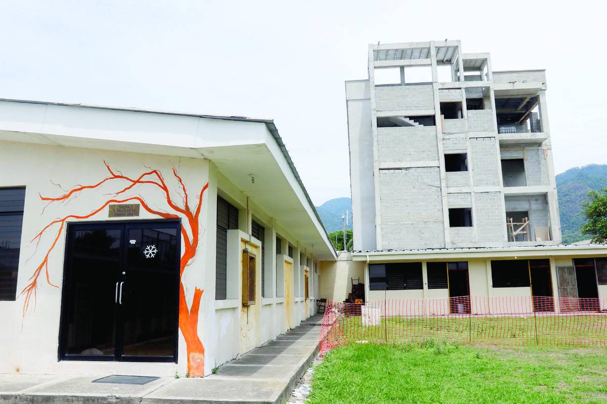 Construcción de edificio causa daño en iglesia, aseguran vecinos