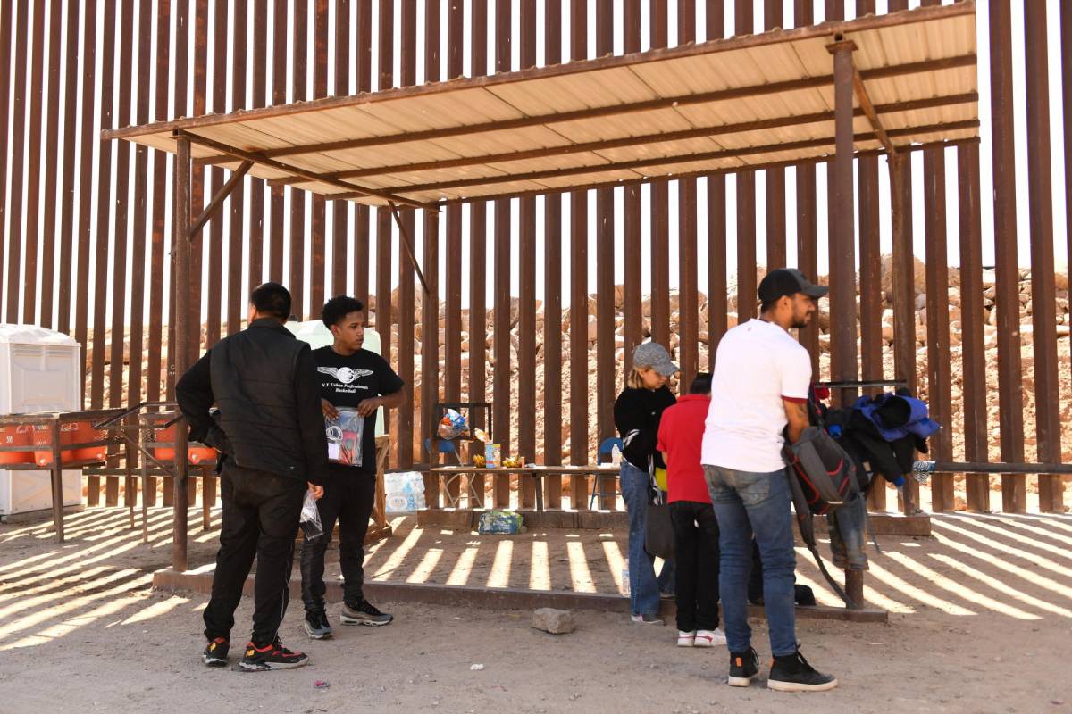 Las autoridades estadounidenses han instalado fuentes de agua para los migrantes que llegan a esta parte del desierto a solicitar asilo.