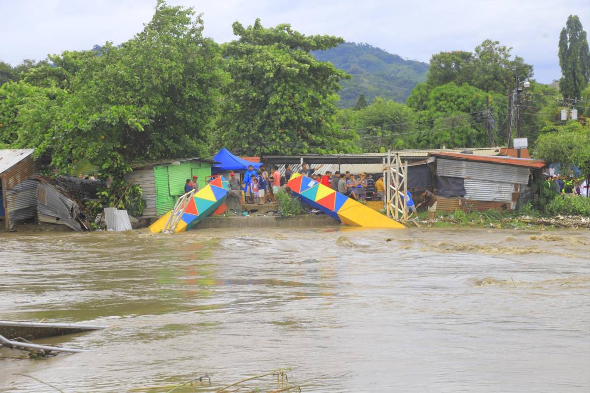 Triste relato de padre hondureño que perdió todo con Sara: “En 10 minutos el agua llenó mi casa”