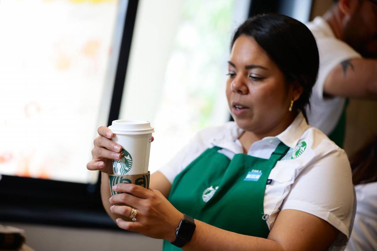 Largas filas por inauguración de Starbucks en Honduras (Fotos)