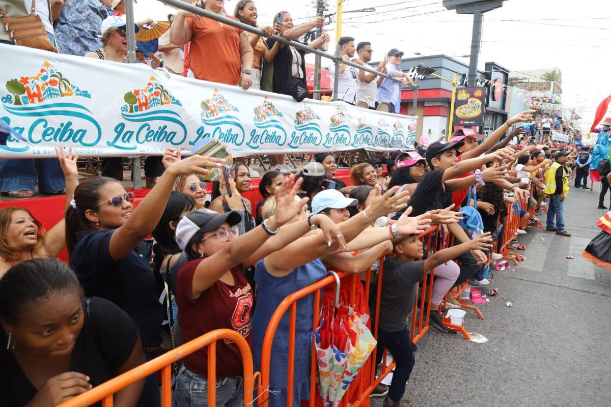 Ceibeños vibran con su desfile de carrozas y Gran Carnaval