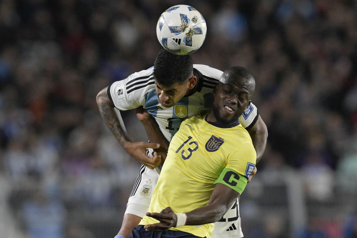Así lucharon por el balón Cuti Romero y Enner Valencia.