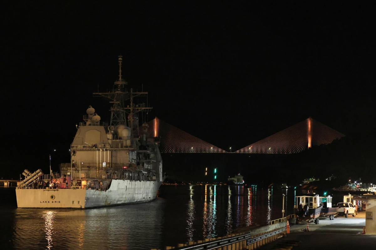 Poderoso buque lanzamisiles de Estados Unidos llega a Panamá