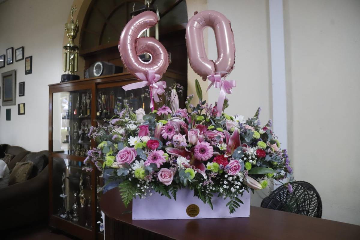 Egresadas del María Auxiliadora llevan flores a su amada Virgen