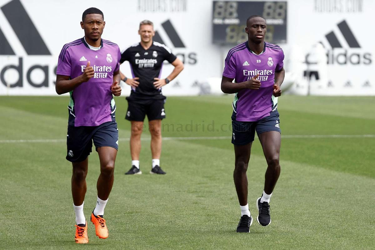 David Alaba ejercitándose junto a Ferland Mendy en el entrenamiento de este jueves.