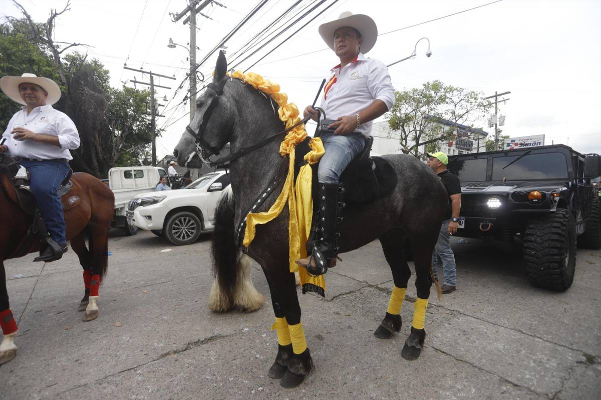 Ambiente, color y tradición: así luce el desfile hípico en San Pedro Sula