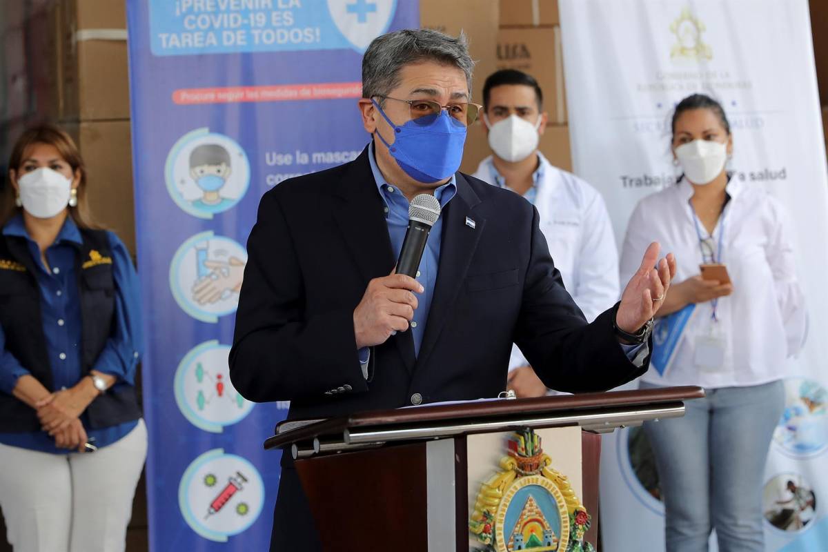 Presidente Hernández ofrece vacunas anticovid a trabajadores de países vecinos
