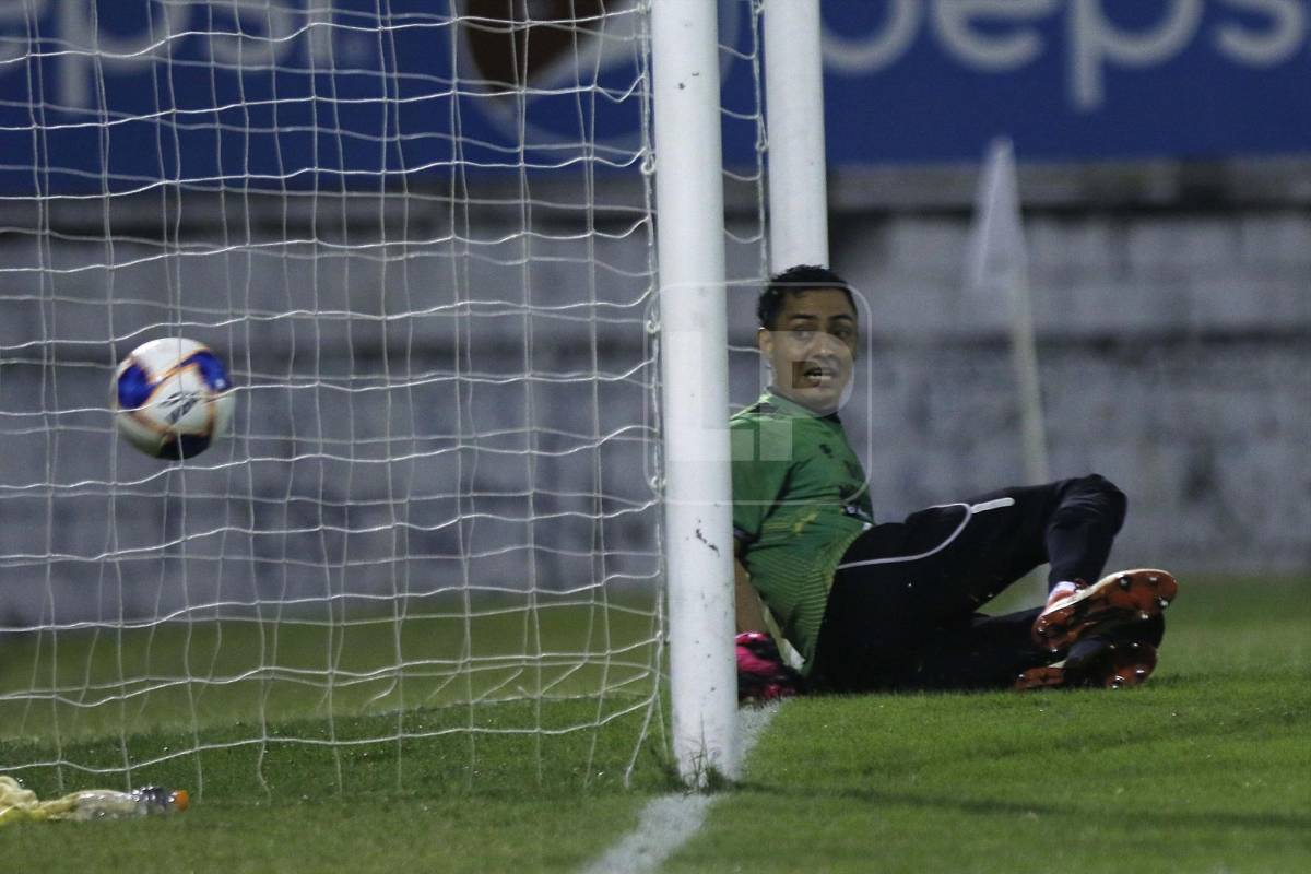El portero Mariano Pineda de la Real Sociedad y su reacción tras ver como se metió el balón a su portería.