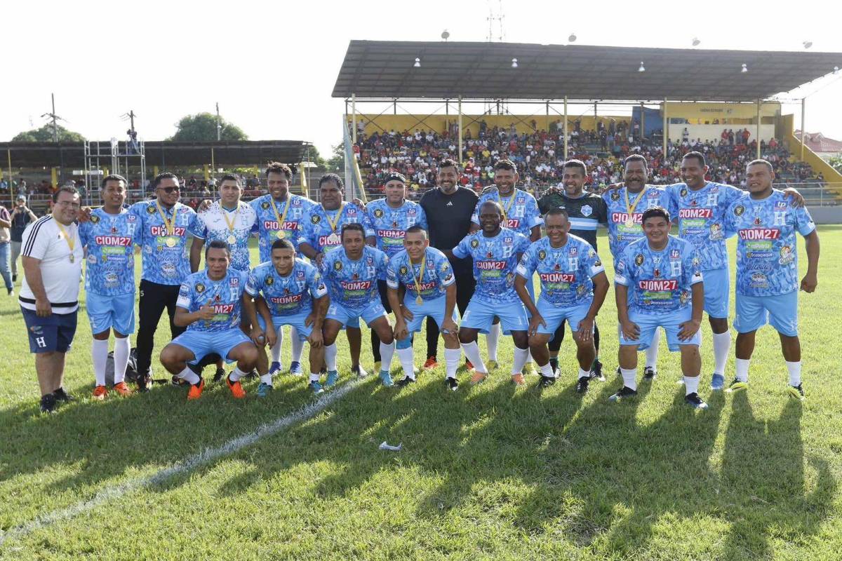 Leyendas de Honduras en el homenaje a Carlos Pavón.