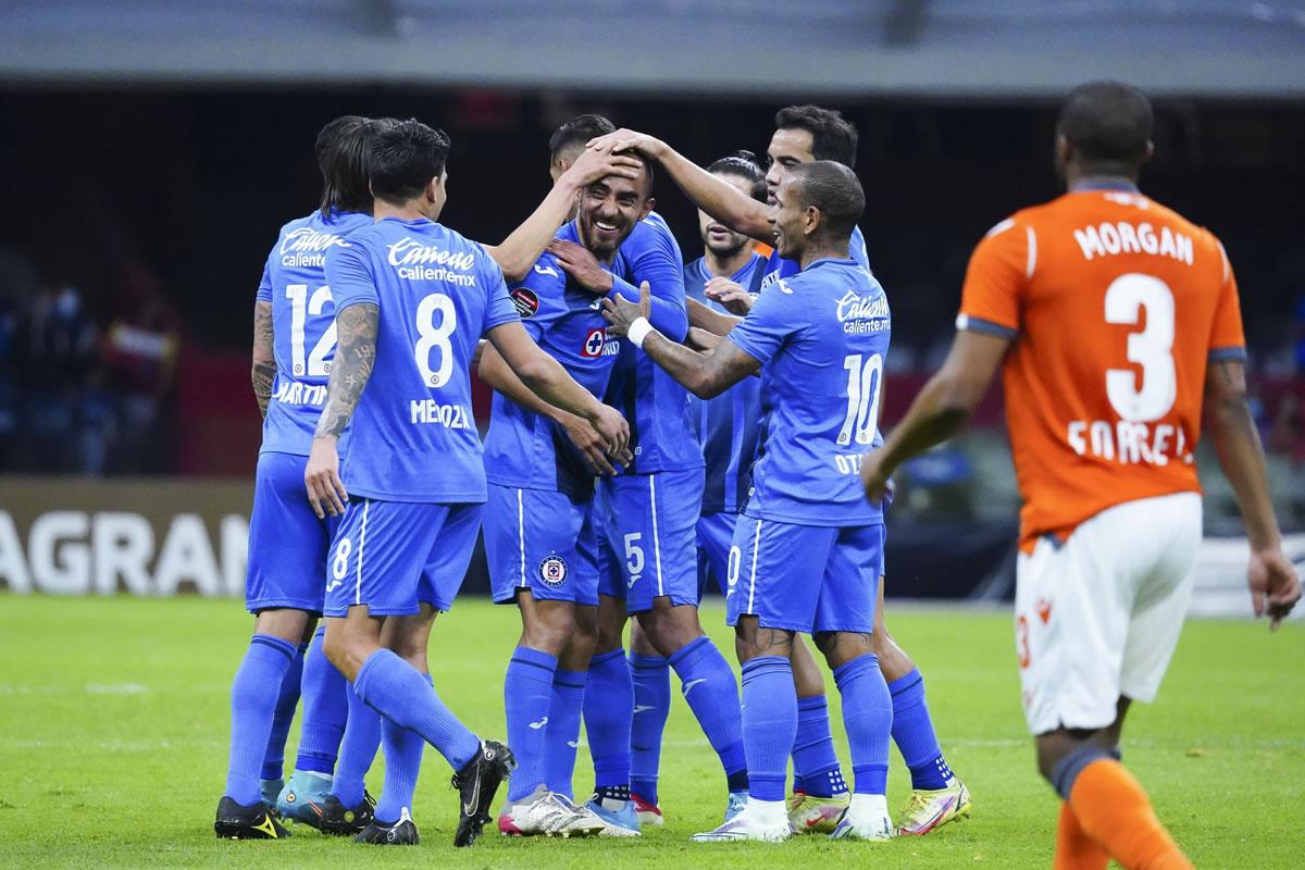 Jugadores del Cruz Azul celebrando uno de los goles contra el Forge FC.