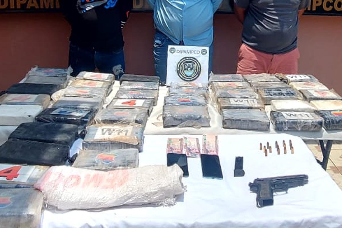 Parte de la droga y armas decomisadas.