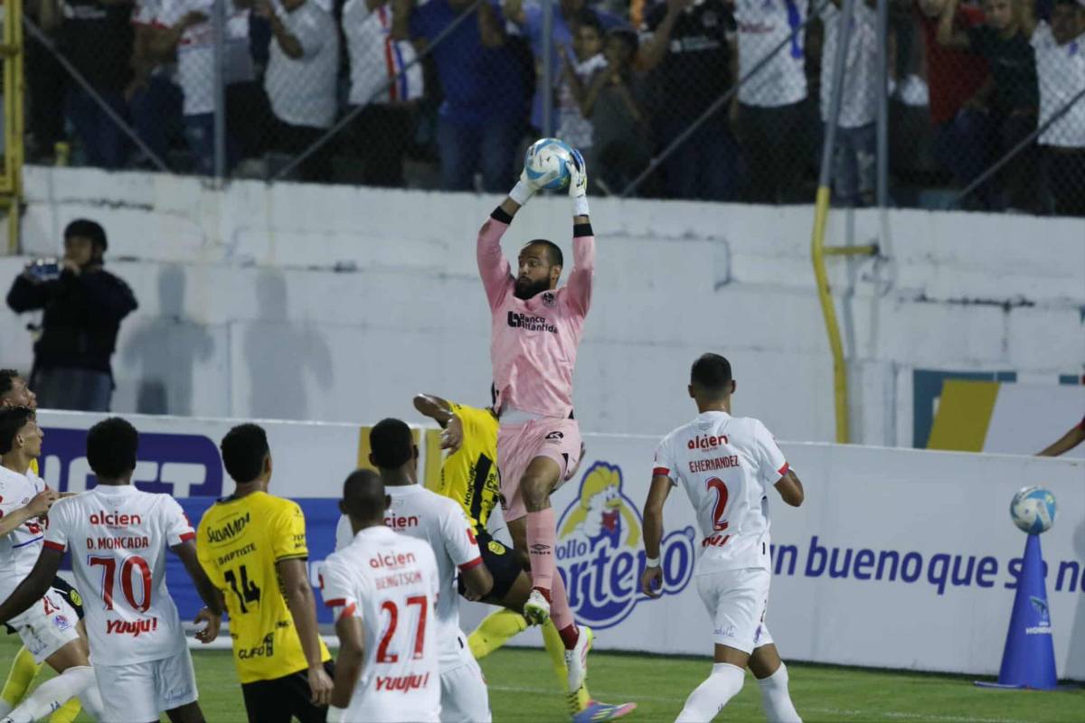 Peleas en el Real España-Olimpia, lo que pasó con Menjívar y brasileña sorprende