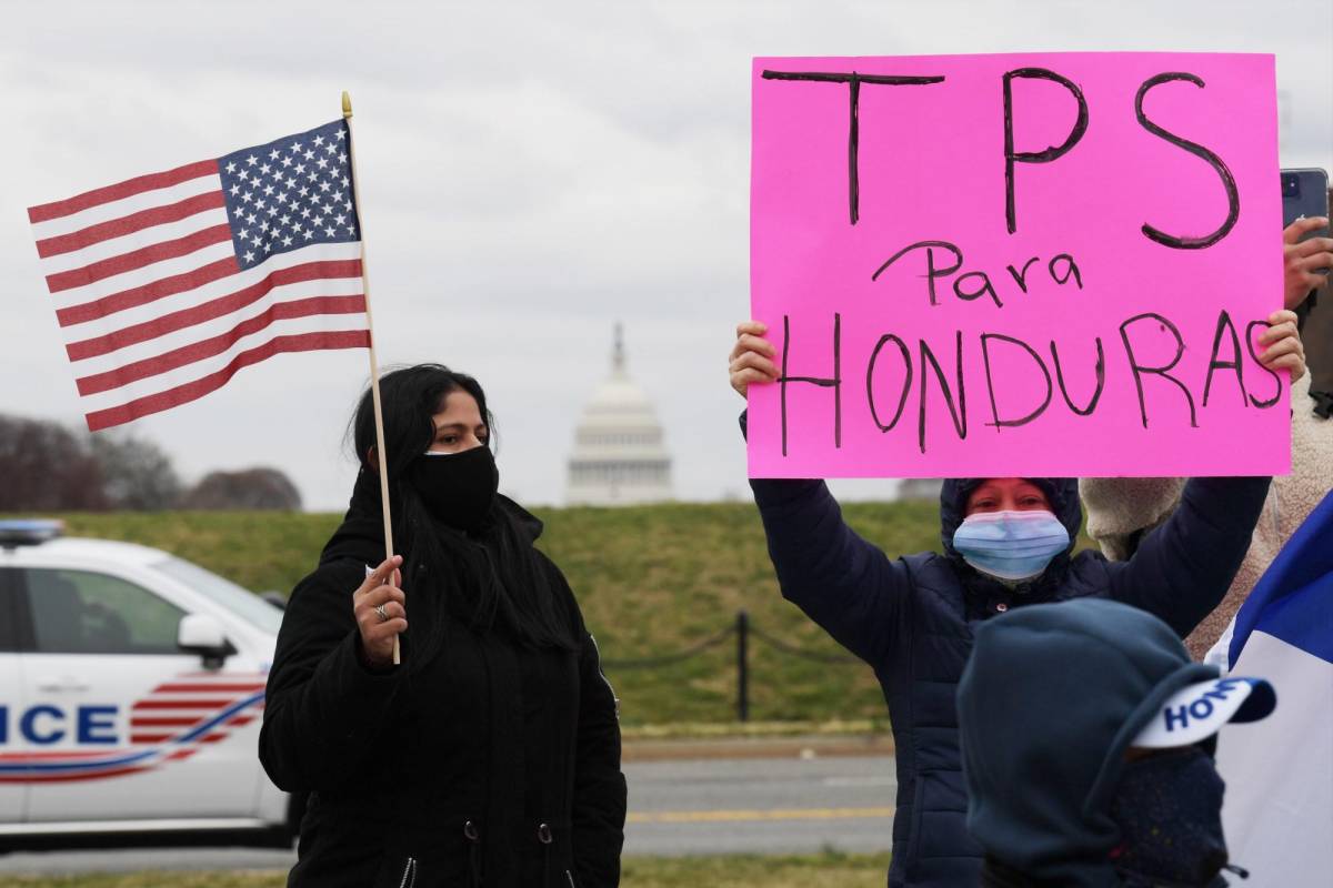 Manifestantes hondureños piden extensión del TPS frente a la Casa Blanca