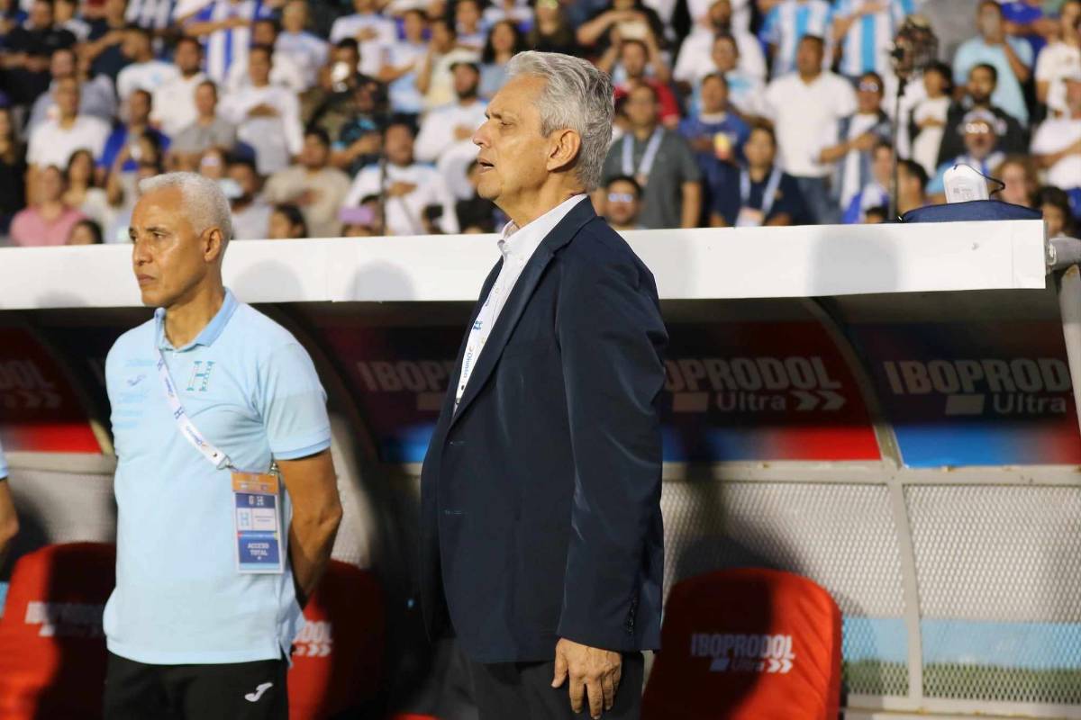 Reinaldo Rueda entonó el Himno Nacional de Honduras.