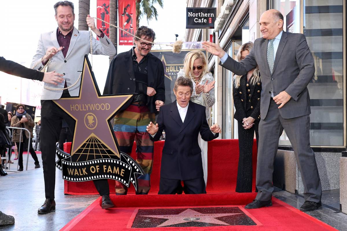 Willem Dafoe recibe la primera estrella del Paseo de la Fama de Hollywood de 2024.