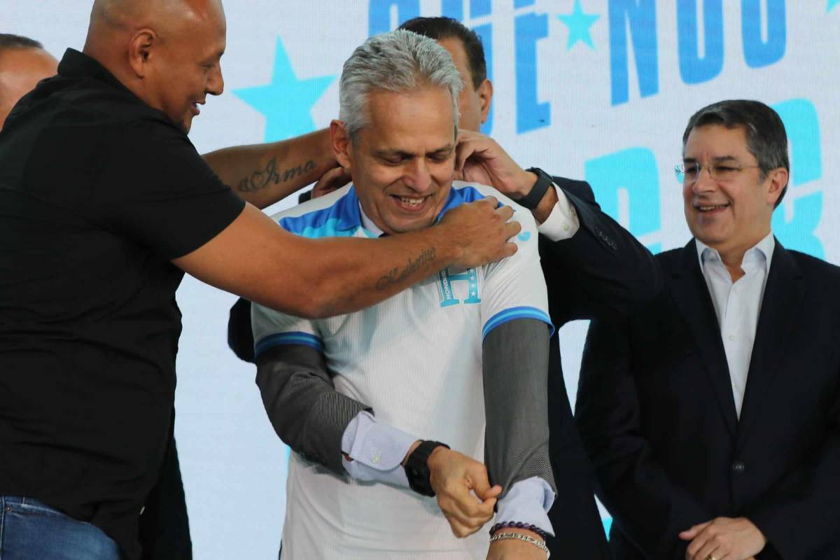 Sergio Mendoza le puso la camiseta de la selección de Honduras a Reinaldo Rueda.