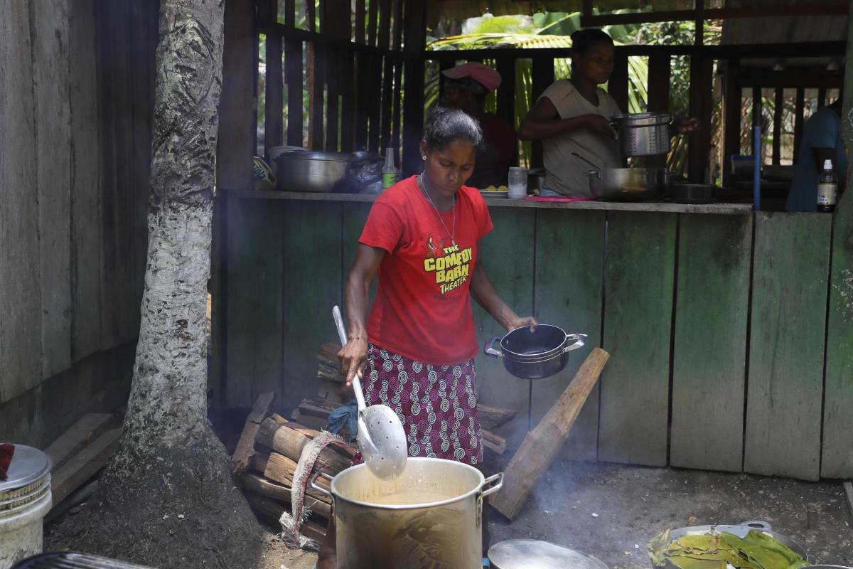 Una mujer prepara una olla comunitaria hecha con productos que las nativas cosecharon, el 25 de mayo de 2023 en Mocorón, departamento de Gracias a Dios (Honduras).