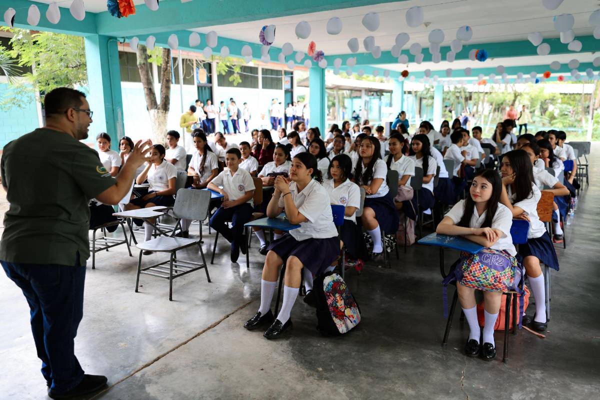 Con entusiasmo reciben visita de Mente Sana en el instituto José Castro López