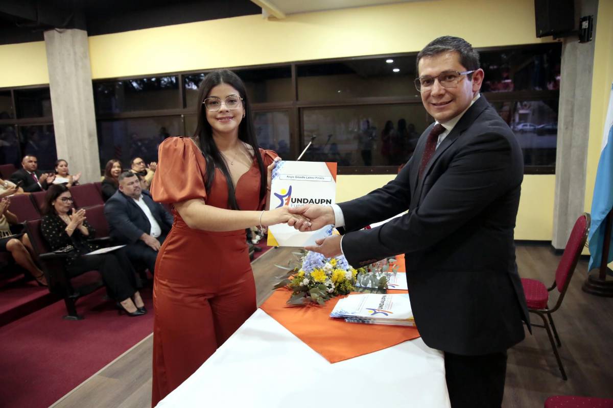 El director ejecutivo de la FUNDAUPN, Jinmy Bertrand entrega diplomas a los graduados.