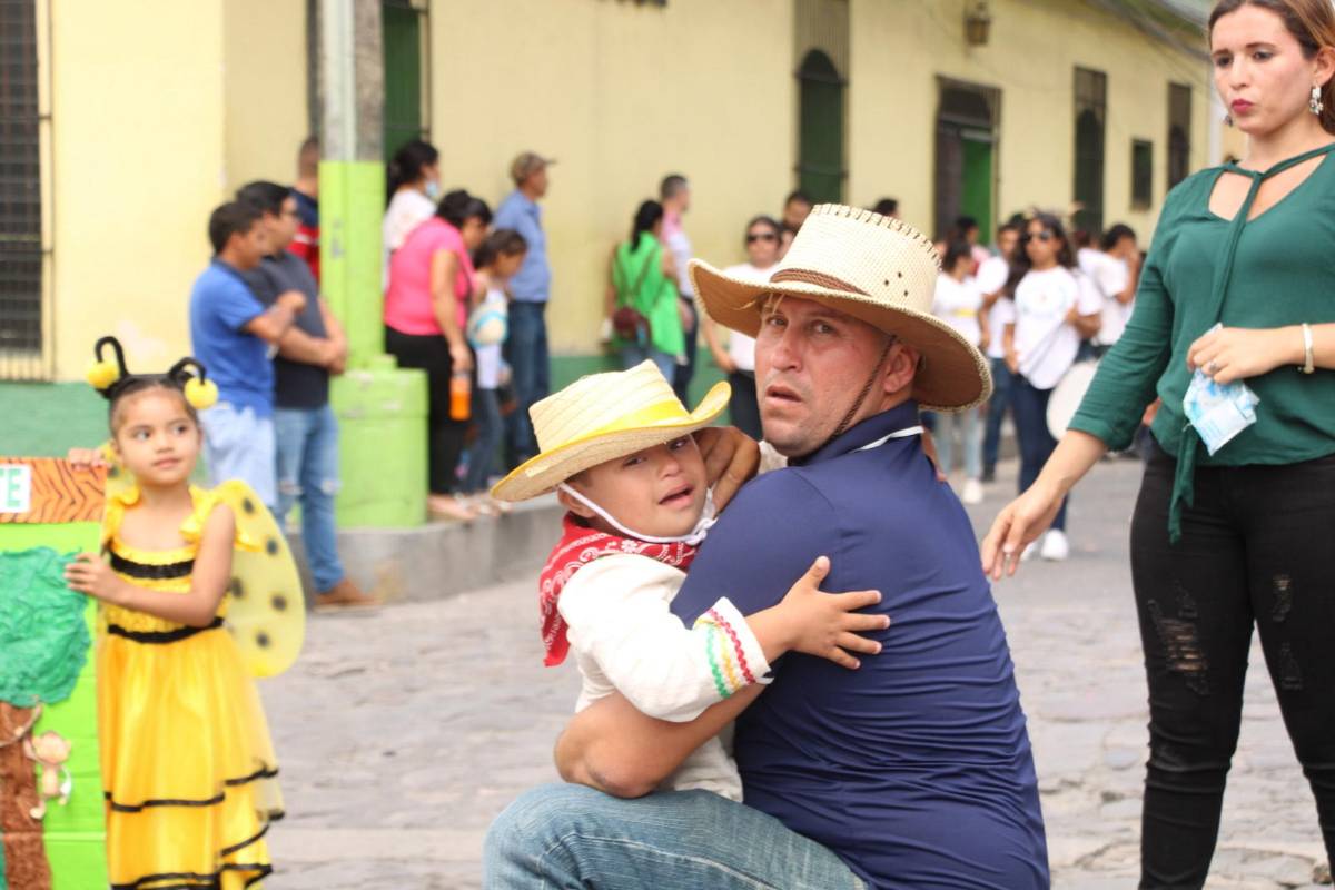 Aarón, el niño que sobresalió en los desfiles patrios en Copán