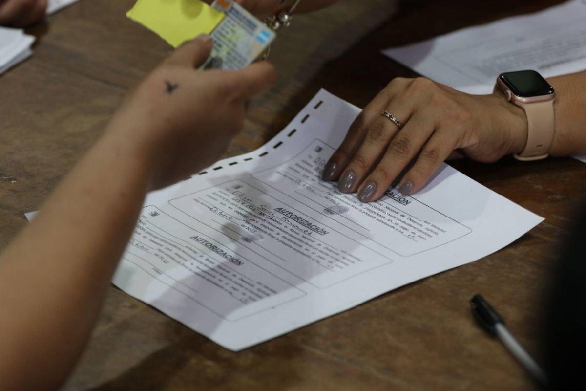 Decenas de familias reciben el bono climático en Santa Lucía