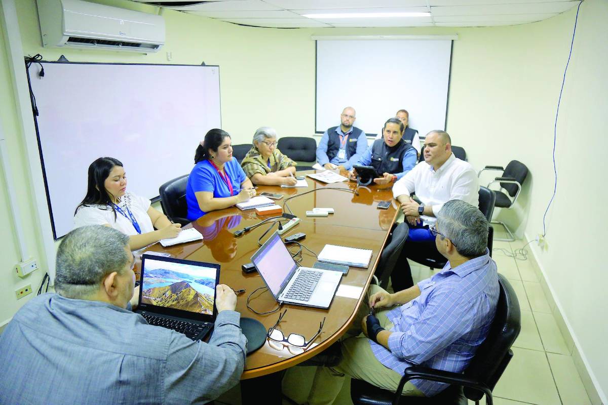 El equipo de Redacción se reunió el miércoles con autoridades de Copeco, la municipalidad y la Región Metropolitana de Salud.