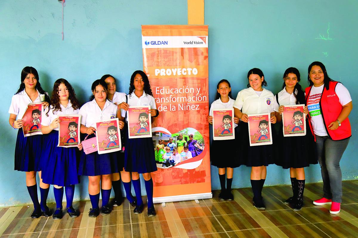 $!Representante de World Vision comparte con un grupo de alumnas.