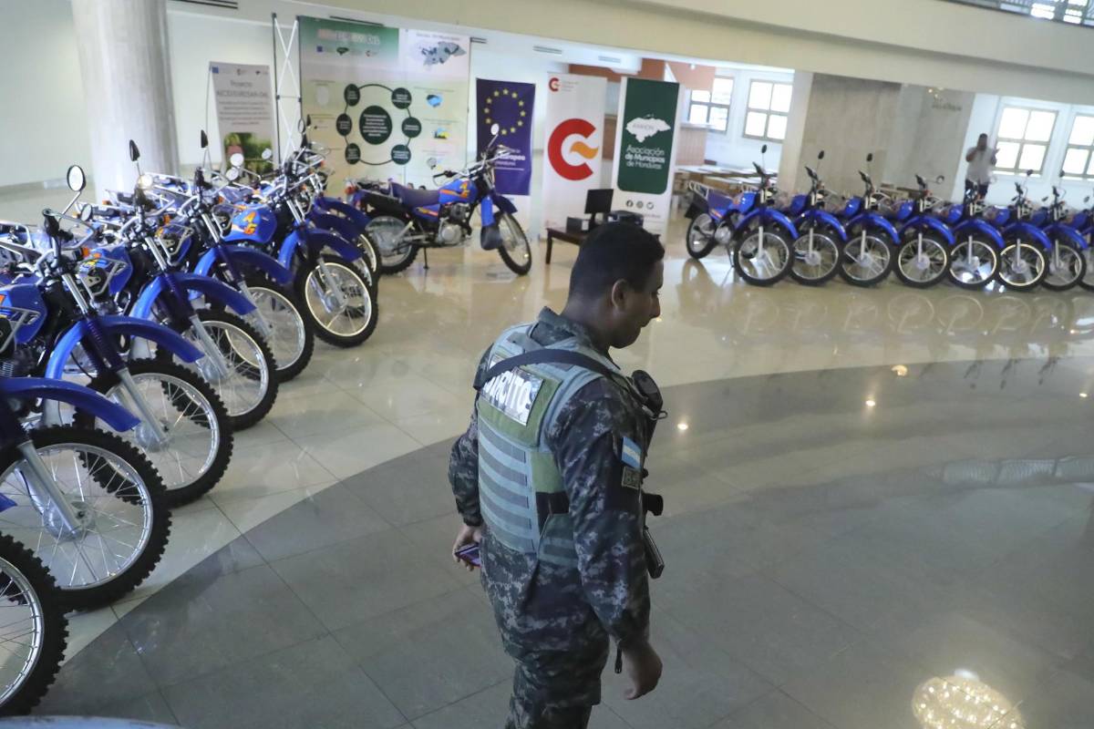 Honduras: entregan equipo informático y de transporte a 21 municipios