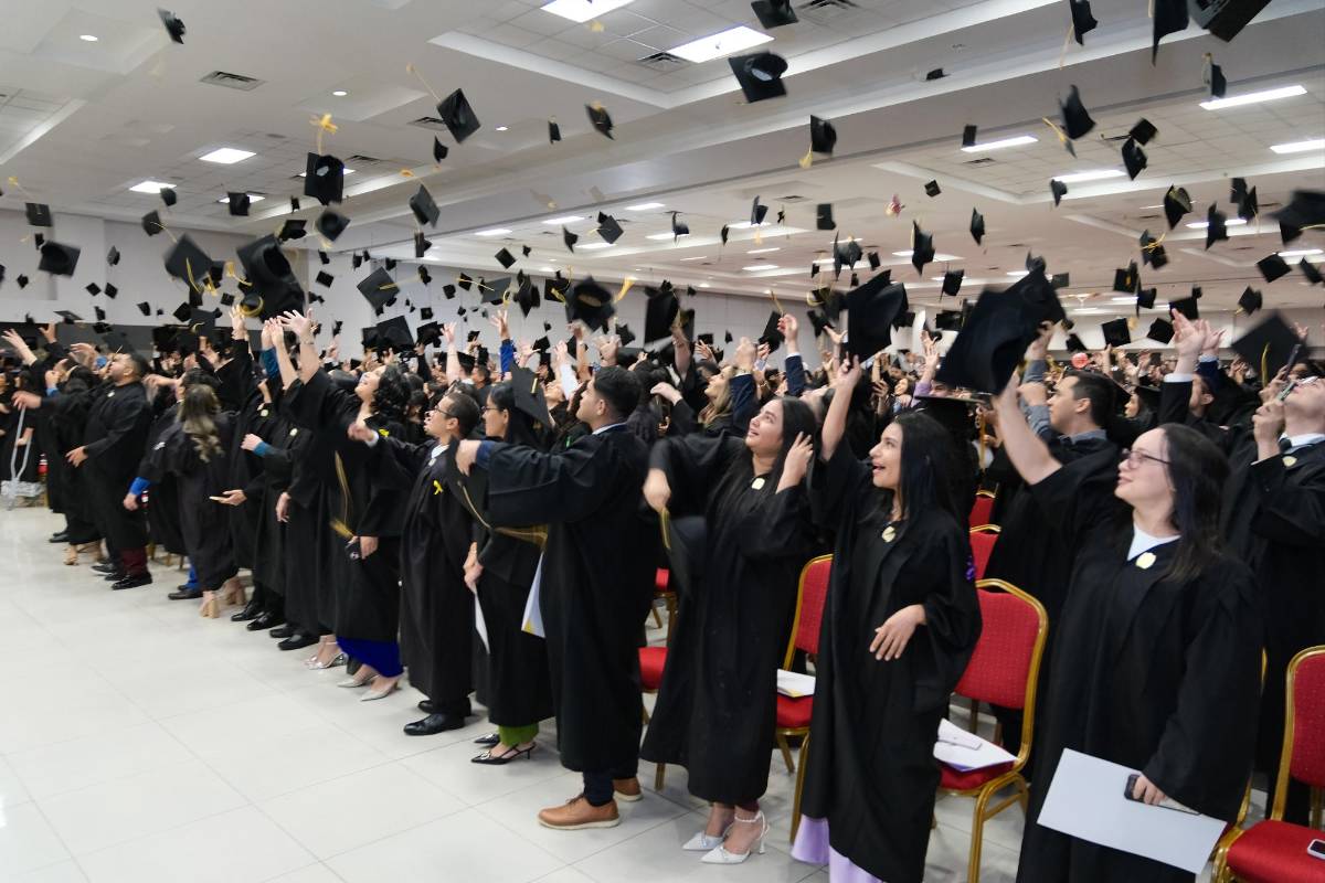 Orgullo por los nuevos egresados de la Unah Cortés