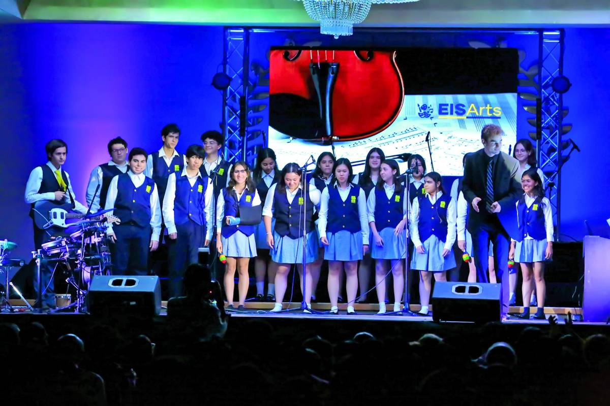 Voces, piano y guitarras en gran concierto de gala de la Escuela Internacional Sampedrana