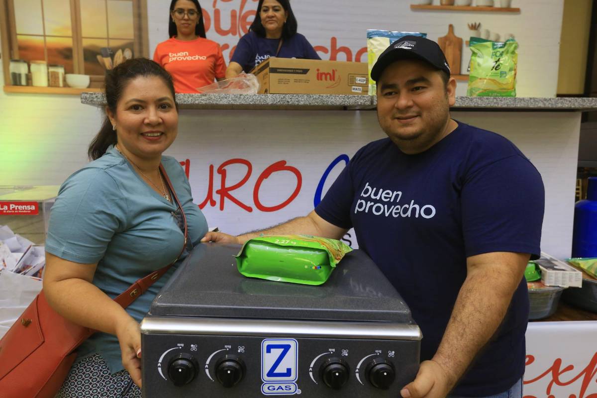 El Chef Aquiles Chávez goza en la Expo Buen Provecho al ritmo de Sopa de caracol