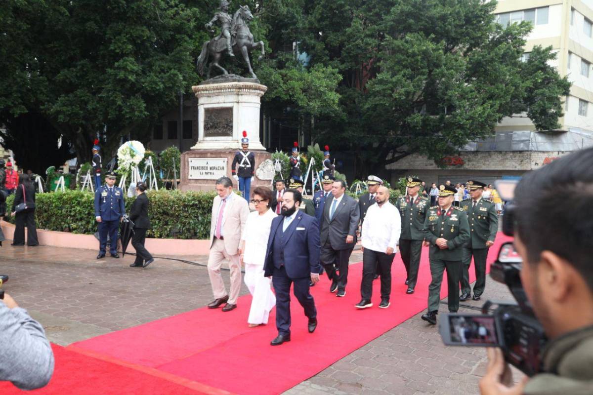 Nublado y con una ausencia: las imágenes que dejó la izada de la Bandera Nacional