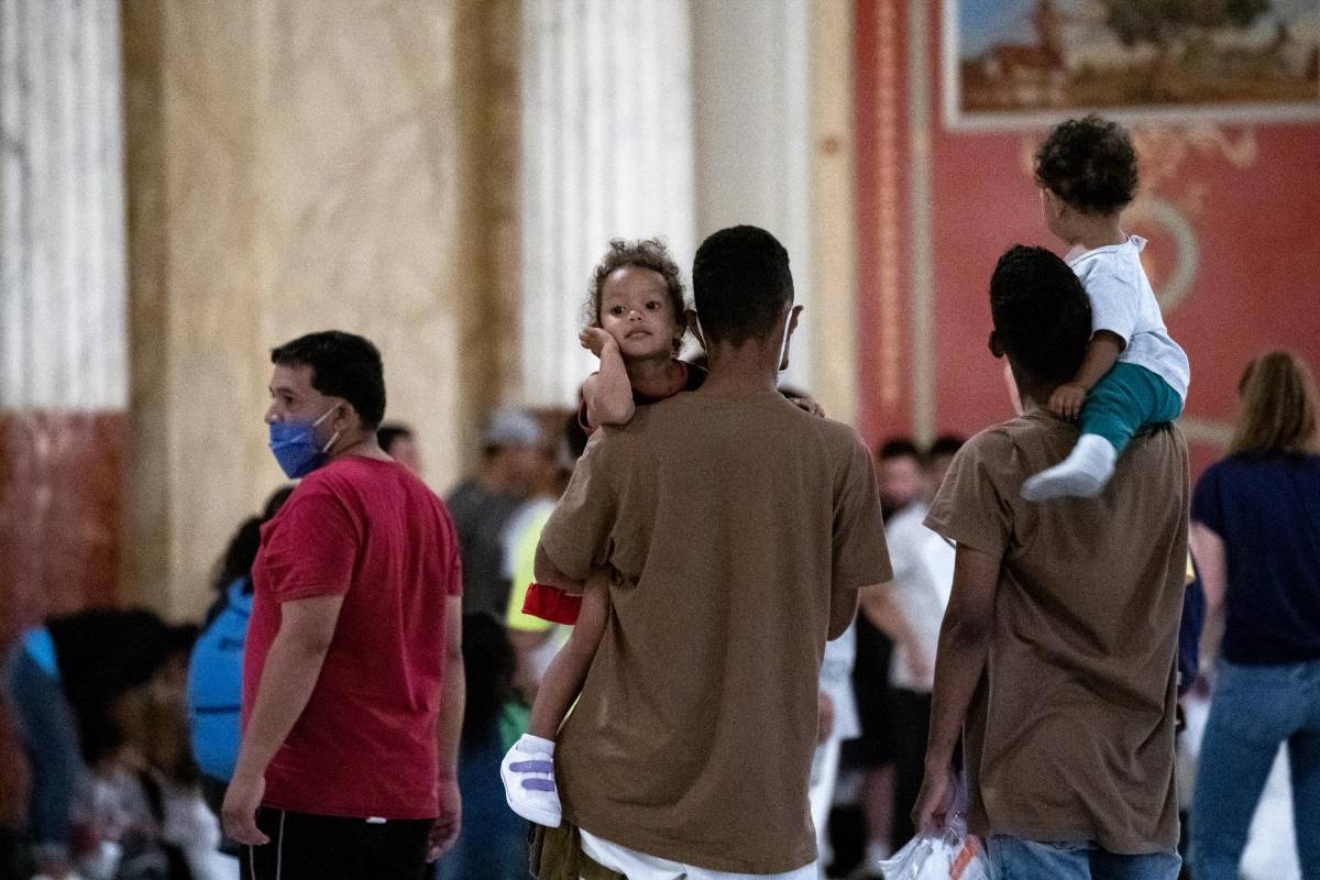 Los migrantes llegados desde Texas saturan los albergues en Nueva York y Washington DC, que ha pedido desplegar la Guardia Nacional para hacer frente a la crisis.