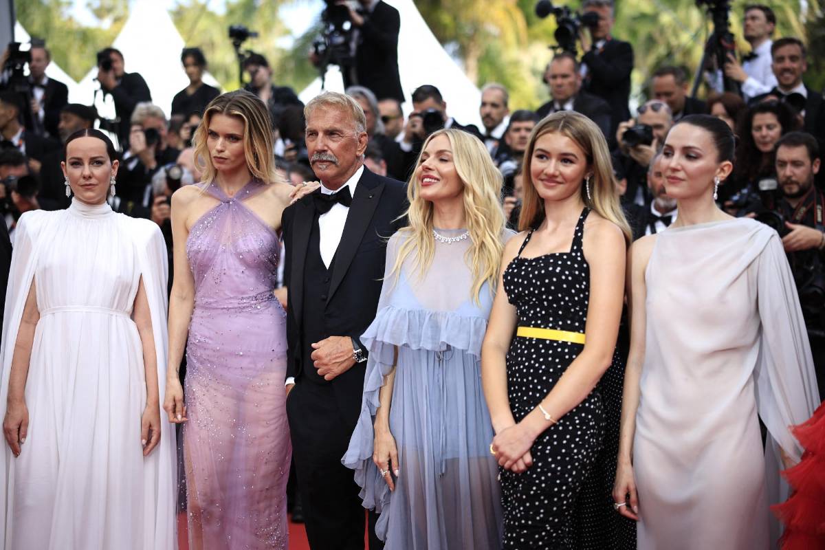 Jena Malone, Abbey Lee Kershaw, Kevin Costner, Sienna Miller, Georgia Macphail y Ella Hunt en la alfombra roja del Festival de cine en Cannes.