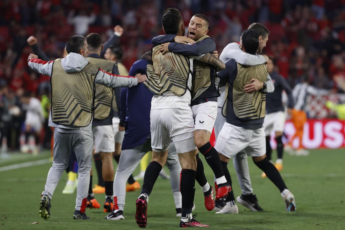 La locura de los jugadores del Sevilla en la victoria contra la Juventus.