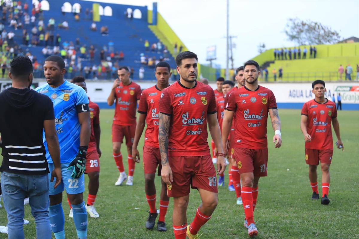 La plantilla del Real España salió cabizbaja tras la eliminación en semifinales.