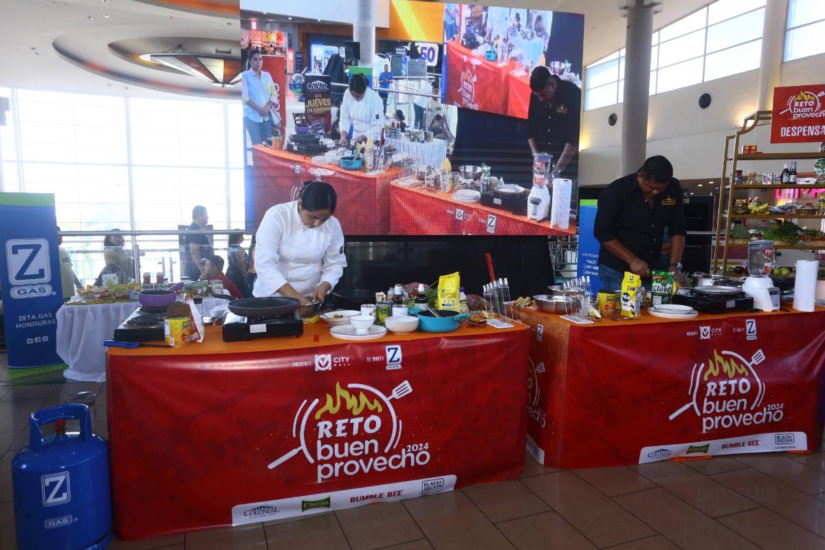 Los finalistas Jennifer Ordóñez y Carlos Corea durante su último reto culinario.