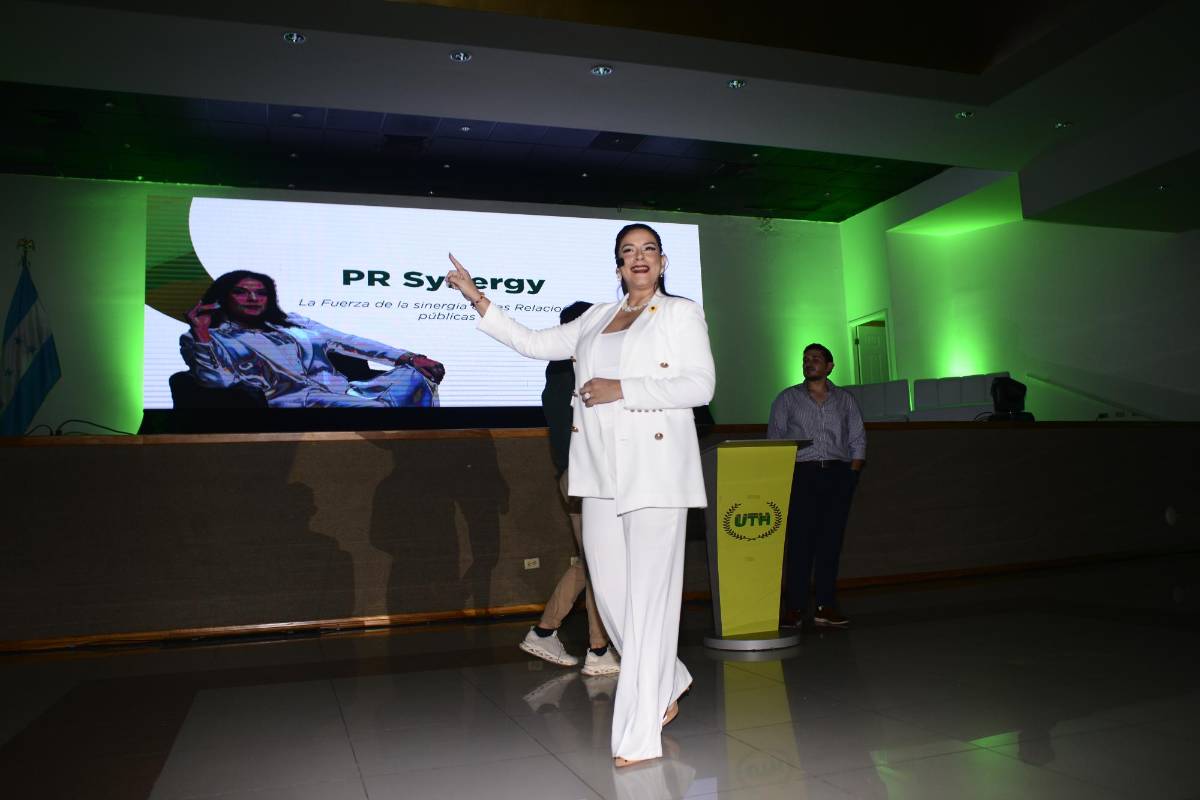 Ruth Arita, especialista en relaciones públicas, comunicación estratégica e imagen corporativa durante su ponencia en el Innova 2024.